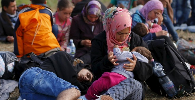 Refugiados sirios se toman un descanso, ya en tierras húngaras tras haber cruzado la frontera serbia. REUTERS