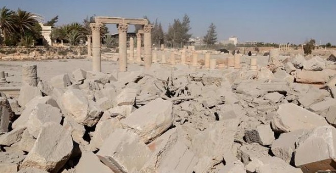 Imagen difundida por el Estado Islámico de la destrucción de uno de los templos de la ciudad romana de Palmira.