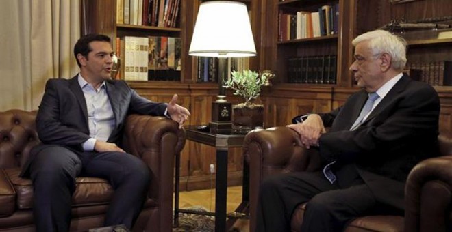 El exprimer ministro griego, Alexis Tsipras, y el presidente, Prokopis Pavlopoulos. / REUTERS