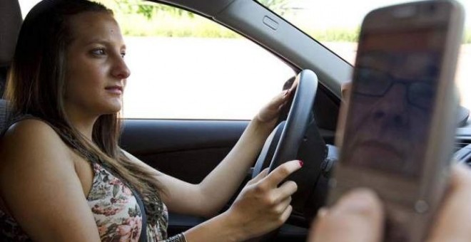 El riesgo que asume el conductor cuando habla por el teléfono mientras conduce puede ser equiparable a la conducción con excesos de alcohol. (EFE/ARCHIVO)