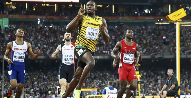 Usain Bolt celebra su victoria en los 200 metros ante Justin Gatlin. /REUTERS