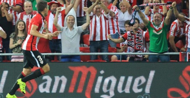 El centrocampista del Athletic Club Gorka Elustondo (i) celebra su gol ante el Zilina. /EFE