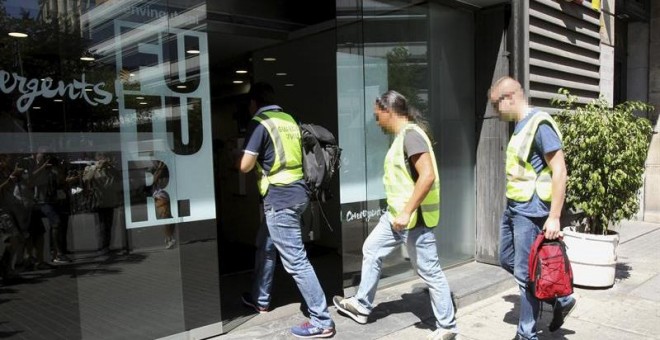 Efectivos de la Guardia Civil, a su llegada a la sede de CDC, que esta siendo registrada conjuntamente con la sede de la fundación de Convergència y cuatro ayuntamientos. EFE/Toni Garriga