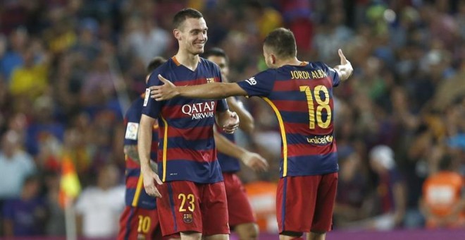 Vermaelen celebra con Jordi Alba su gol. EFE/Alejandro García