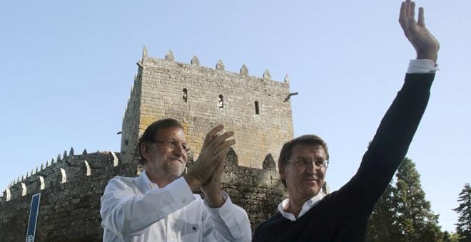 Mariano Rajoy, acompañado por el presidente de Galicia, Alberto Núñez Feijóo, saluda a los asistentes al mitin de Soutomaior (Pontevedra). / MIGUEL VIDAL (REUTERS)