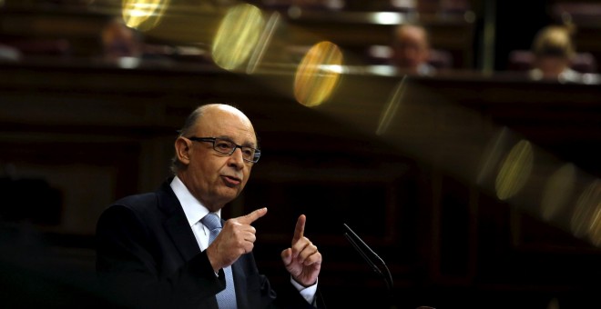 El ministro de Hacienda, Cristóbal Montoro, durante el debate de totalidad de los Presupuestos para 2016. REUTERS/Sergio Perez