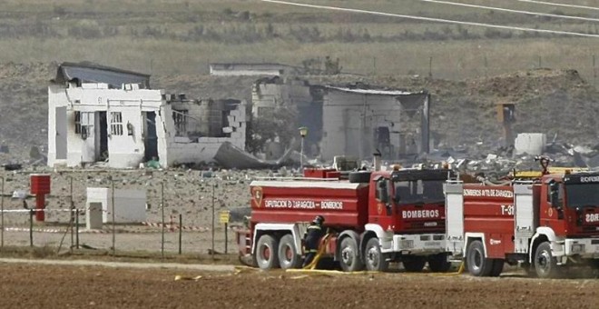 Bomberos de Zaragoza tratan de apagar el fuego declarado tras la explosión registrada en la empresa Pirotecnia Zaragozana./ EFE/TONI GALÁN.