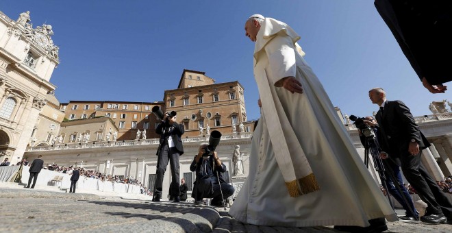 El Papa Francisco, en la Plaza de San Pedro en su llegada al Vaticano para dirigir una audiencia. REUTERS