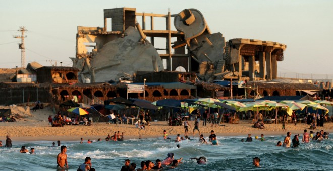 un edificio destruido pOr los bombardeos israelíes junto a la playa de Gaza. - REUTERS