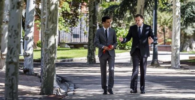 El presidente del Gobierno, Mariano Rajoy, ha recibido hoy en la Moncloa al atleta Miguel Angel López. /EFE