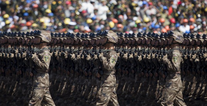 Soldados del Ejercito chino desfilando en la parada militar conmemorativa del final de la II Guerra Mundial. REUTERS/Andy Wong