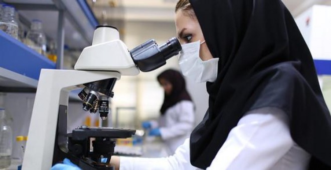 Científica en el laboratorio de andrología en el Instituto Royan (Teherán, Irán). / Ebrahim Mirmalek