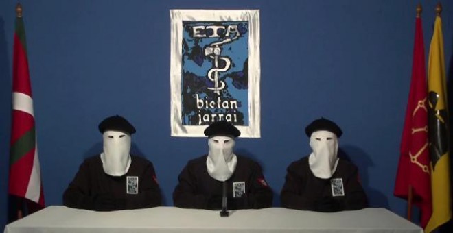 Imagen del vídeo en el que los portavoces de ETA anunciaba el cese de la violencia del grupo terrorista.