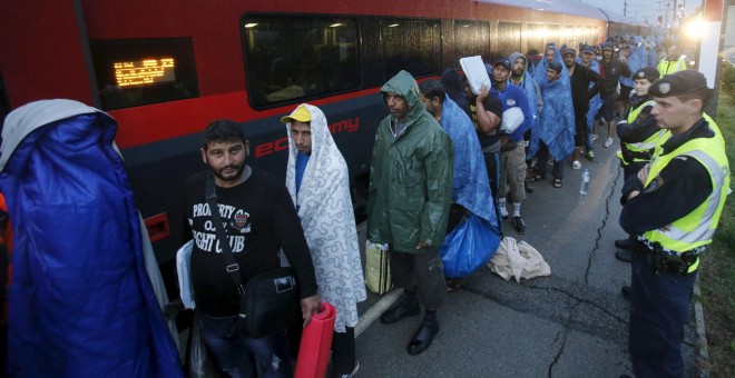 Cientos de refugiados a punto de subirse a un tren en la ciudad austriaca de Nickelsdorf rumbo a Alemania. /REUTERS