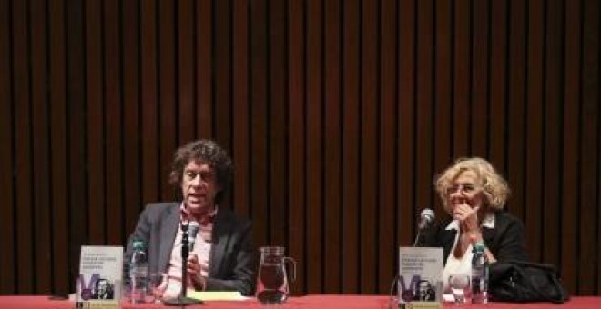 La alcaldesa de Madrid, Manuela Carmena, junto a Pedro Brieger, en la presentación de 'Por qué las cosas pueden ser diferentes' en la Biblioteca Nacional de Buenos Aires. EFE