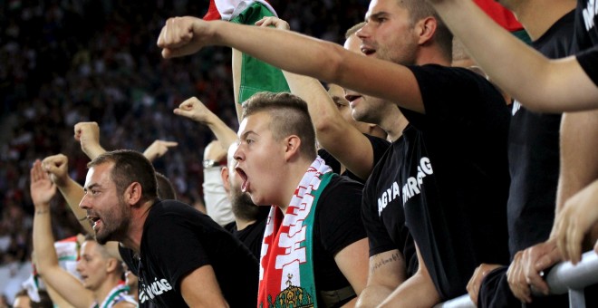 Ultras húngaros durante el partido entre Hungría y Rumanía en el Groupama Arena en Budapest. /REUTERS