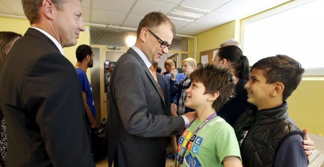 El primer ministro finlandés Juha Sipila visita  un centro de refugiados en Oulu, en el norte de Finlandia, 5 de septiembre 2015. REUTERS/Markku Ruottinen/Lehtikuva