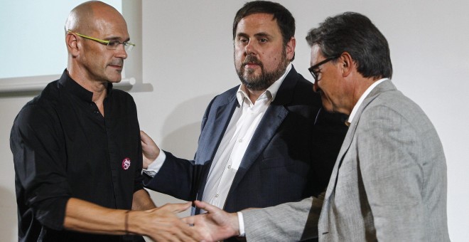 El candidato numero 1 de Junts pel Sí, Raul Romeva, saluda al president de la Generalitat y candidato numero 4, Artur Mas, en presencia del candidato numero 5, Oriol Junqueras, durante el acto de presentación del programa electoral de la coalición. EFE/Qu