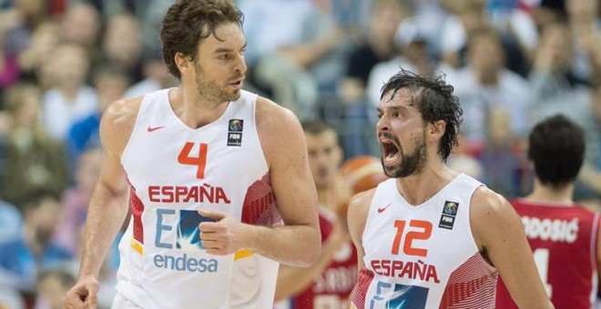 Spain's Sergio Llull y Pau Gasol, durante el encuentro.- LUKAS SCHULZE (EFE)