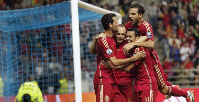 Los jugadores de la selección española felicitan a Andrés Iniesta (2-i) tras marcar el segundo gol ante Eslovaquia, durante el partido de clasificación para la Eurocopa 2016. EFE