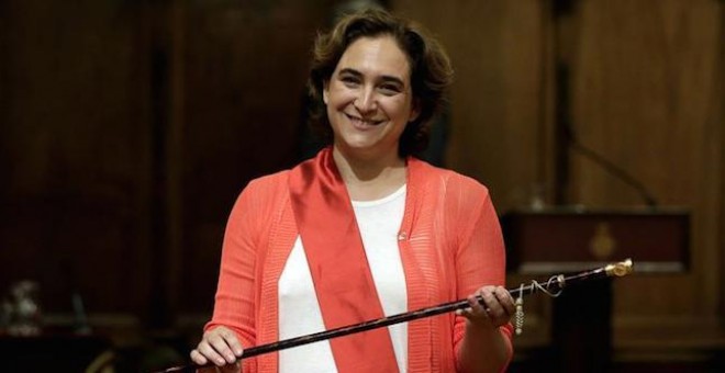 La alcaldesa de Barcelona, Ada Colau, tras recibir el bastón de mando de la ciudad. Archivo EFE