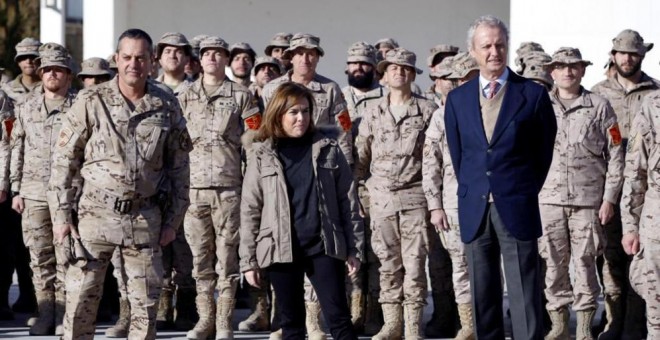 La vicepresidenta Soraya Sáenz y el ministro de Defensa, Pedro Morenés, a su llegada a la base de Herat, en su visita a las tropas españolas en Afganistán, el pasado diciembre. EFE