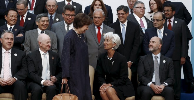 La directora del FMI, Christine Lagarde, conversa con la gobernadora del banco central de Malasia, Zeti Akhtar Aziz, antes de la foto de familia de la reunión de ministros de Finanzas y gobernadores del 2-20, en  Ankara (Turquí). REUTERS/Umit Bektas
