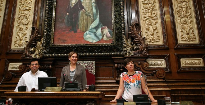 La alcaldesa de Barcelona, Ada Colau, junto a los tenientes de alcalde, Gerardo Pisarello y Laia Ortíz, al inicio del pleno extraordinario para debatir y votar si la capital catalana se adhiere a la Asociación de Municipios por la Independencia. EFE/Toni