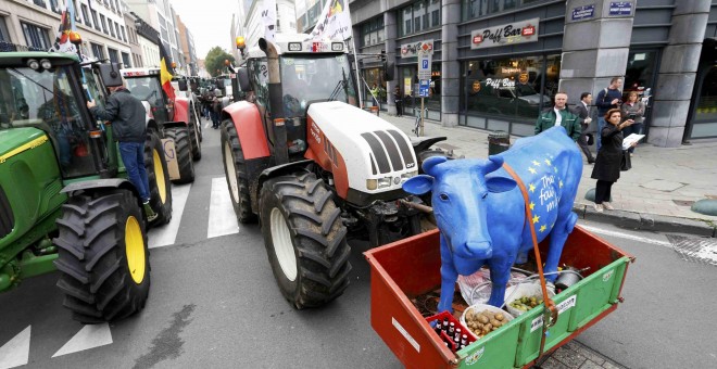 Miles de granjeros han sacado sus tractores en Bruselas para protestar contra los bajos precios del sector. REUTERS