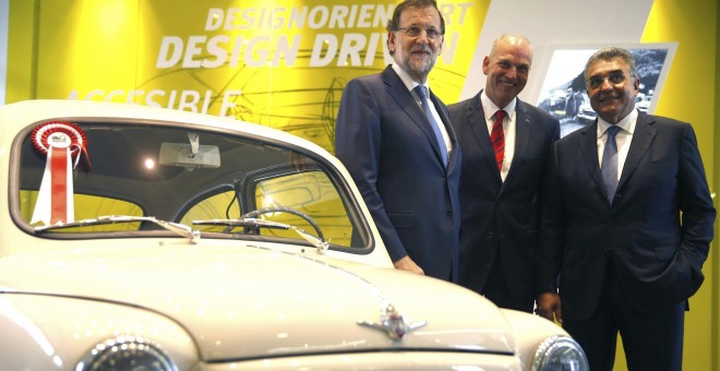 El presidente del Gobierno, Mariano Rajoy, junto al presidente de Seat, Jürgen Stackmann, y el vicepresidente mundial de compras del Grupo Volkswagen, Francisco Javier García Sanz, durante la visita que ha realizado a la factoría de la empresa automovilís