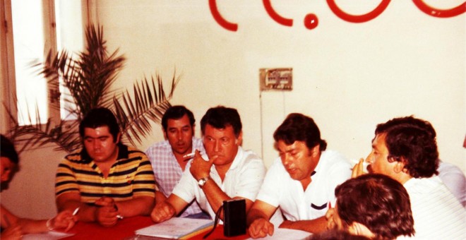 Ariza, fumando en el centro, en una reunión de CCOO en Jerez de la Frontera en 1980