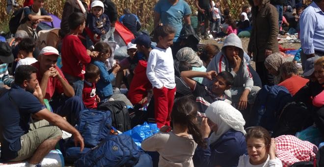 Familias acampadas en la frontera búlgara. / CORINA TULBURE