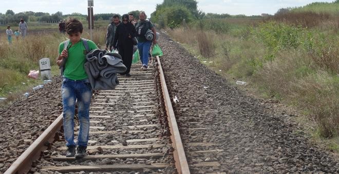 Familias de refugiados llegan a Hungría por las vías del tren. / CORINA TULBURE