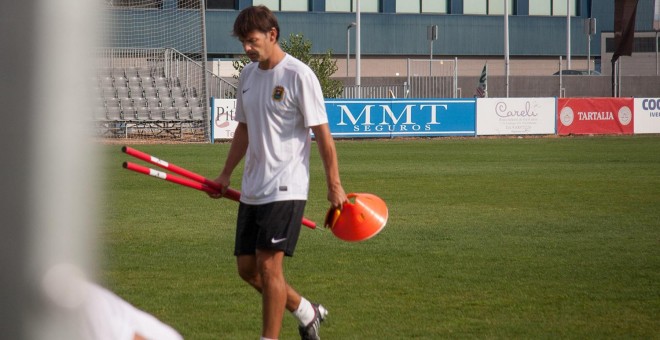 Fernando Morientes camina cabizbajo tras suspender el entrenamiento.- CHRISTIAN GONZÁLEZ