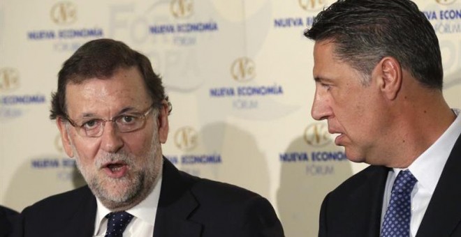 El presidente del Gobierno, Mariano Rajoy, conversa con el candidato del PP a la Presidencia de la Generalitat de Catalunya, Xavier Garcia Albiol. - EFE