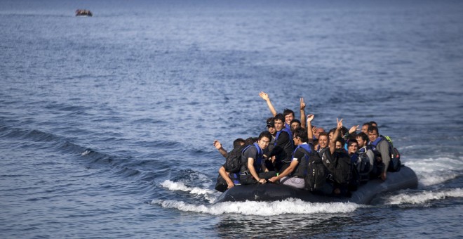 Refugiados llegan a la isla griega de Lesbos en una embarcación hinchable. REUTERS