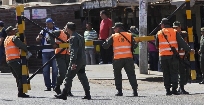 Soldados venezolanos cierran la frontera con Colombia en el Estado de Zulia. - REUTERS