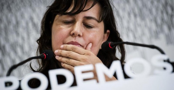 La secretaria de Acción Institucional de Podemos, Auxiliadora Honorato, durante la rueda de prensa que ofreción tras la reunión de la Ejecutiva un día después de que el candidato de IU a la Presidencia del Gobierno, Alberto Garzón, se haya mostrado muy op