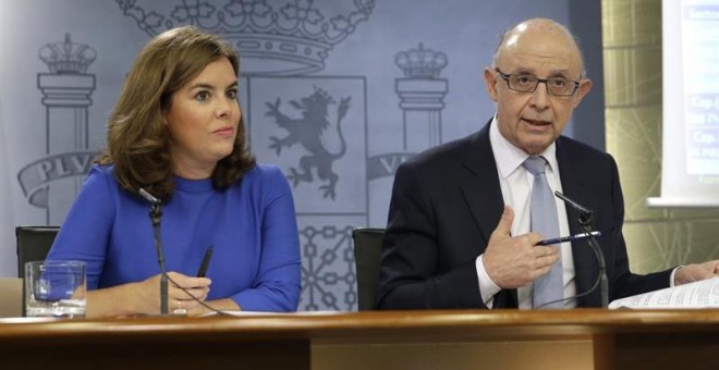 La vicepresidenta del Gobierno, Soraya Sáenz de Santamaría, y el ministro de Hacienda, Cristóbal Montoro. - EFE