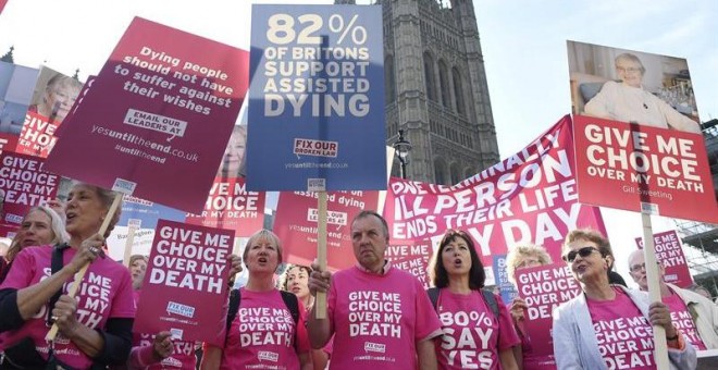 Manifestantes a favor del suicidio asistido protestan ante el Parlamento británico en Londres. - EFE