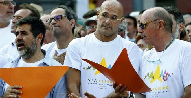 Jordi Sànchez, Raul Romeva y Lluis Llach, en la manifestación con motivo de la Diada. - EFE