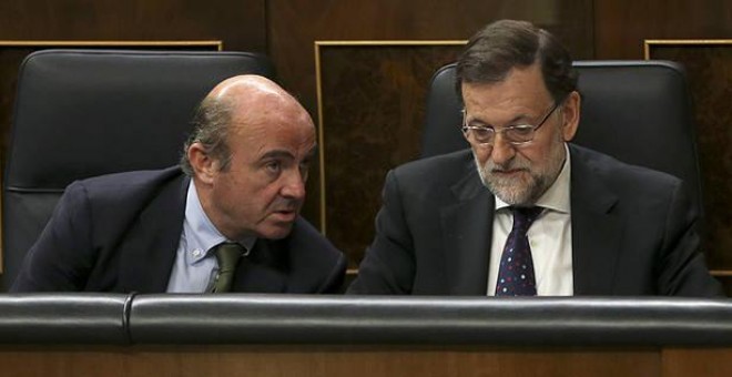 Luis De Guindos y Mariano Rajoy, en una imagen de archivo. EFE
