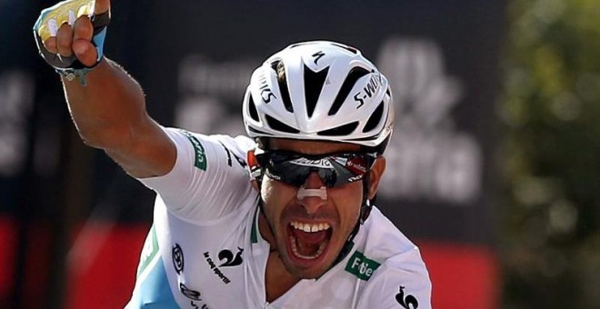 El ciclista italiano del equipo Astana, Fabio Aru, muestra su alegría a su llegada a la meta tras colocarse líder despues de la vigésima etapa de la Vuelta Ciclista a España. EFE/Javier Lizón