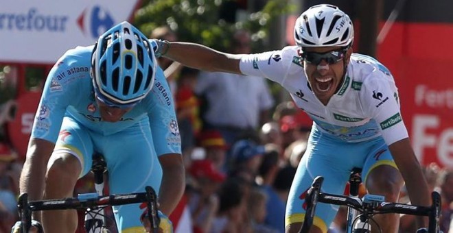 El ciclista italiano del equipo Astana, Fabio Aru, a su llegada a la meta con su compañero de equipo, el español, Luis León Sánchez, en la vigésima etapa de la Vuelta Ciclista a España. EFE/Javier Lizón