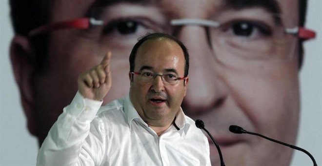 El candidato socialista en las elecciones catalanas, Miquel Iceta, durante el mitin que han celebrado esta tarde en Badalona (Barcelona). EFE/Alberto Estévez