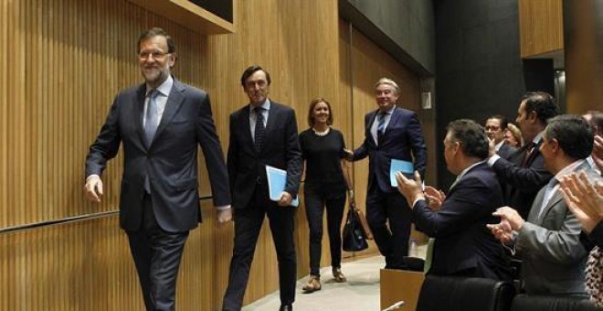 El presidente del Gobierno, Mariano Rajoy, seguid po el portavoz parlamentario popular, Rafael Hernando (2i), la secretaria general del PP, María Dolores de Cospedal y el portavoz popular en el Senado, José Manuel Barreiro, a su llegada al Congreso.