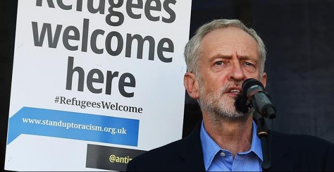 El nuevo líder del Partido Laborista, Jeremy Corbyn, muestra su solidaridad con los refugiados. / EFE