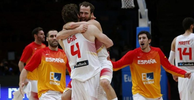 Sergio Rodríguez y Pau Gasol celebran la victoria ante Grecia. EFE/Juan Carlos Hidalgo