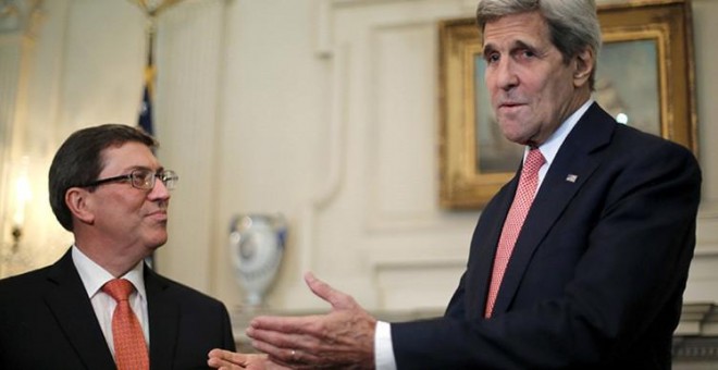 Bruno Rodríguez  y John Kerry, en el Departamento de Estado de EEUU. / REUTERS
