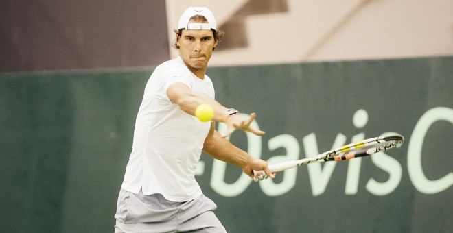 Rafa Nadal entrena en Odense antes de disputar la eliminatoria de Copa Davis. /REUTERS